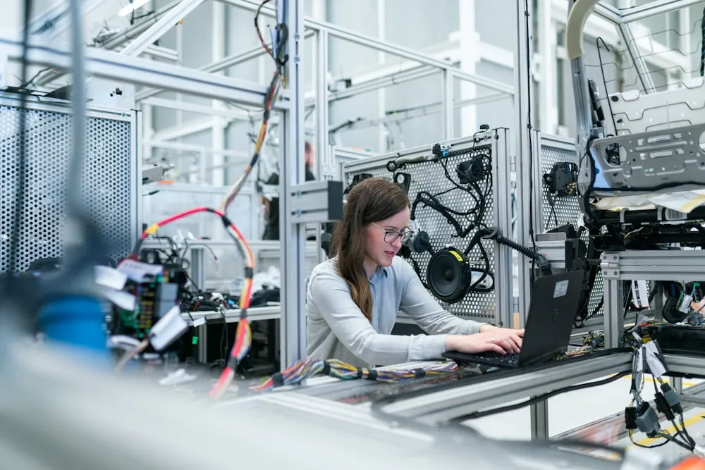 Interior de una planta industrial con maquinaria de producción